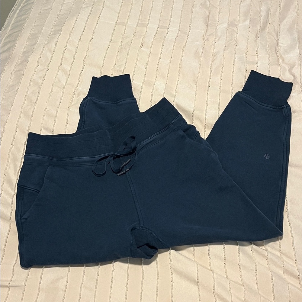 🏷️ Lululemon Navy Cropped Sweats / Jogger Pants - Picture 2 of 8